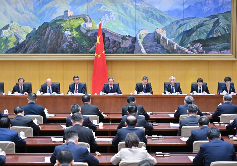 李强主持召开国务院第四次全体会议.jpg